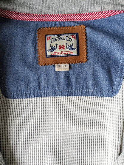 Cardigan Diesel avec col et boutons. Gris mélangé avec trous pour les pouces dans la manche. Taille L.