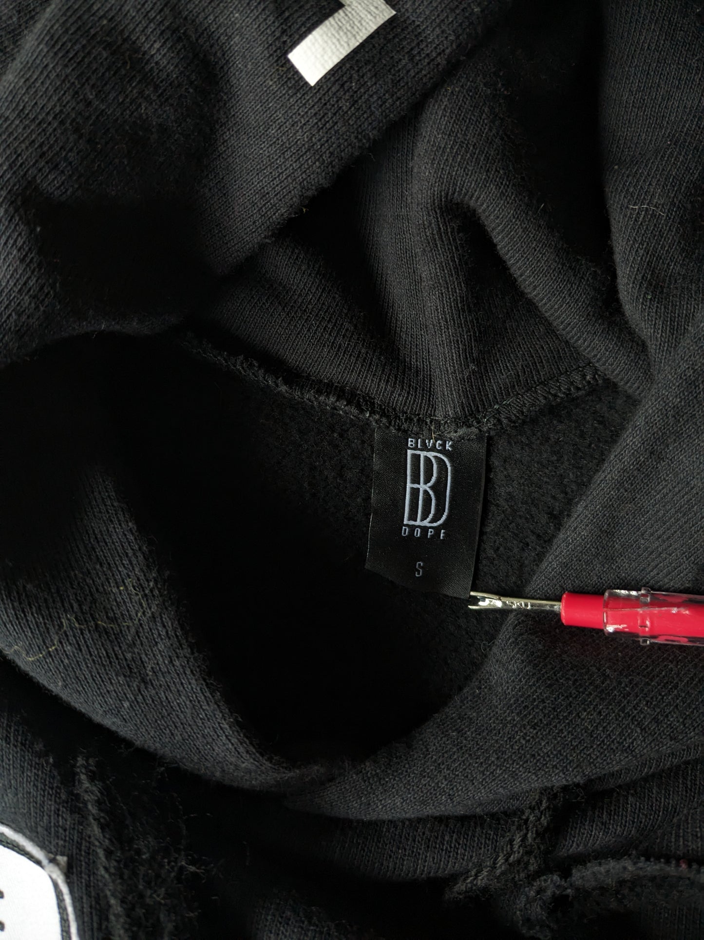 Blvckdope Sweat à capuche. Noir avec des trous et des applications décoratifs. Taille S.