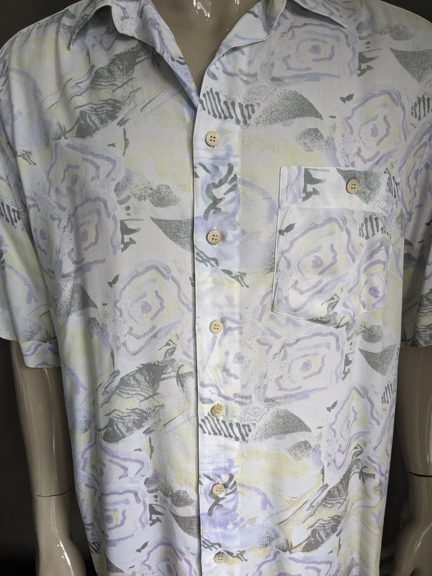 Shirt corto di Shirt Accanto degli anni '90 vintage. Stampa gialla viola verde. Taglia XL.