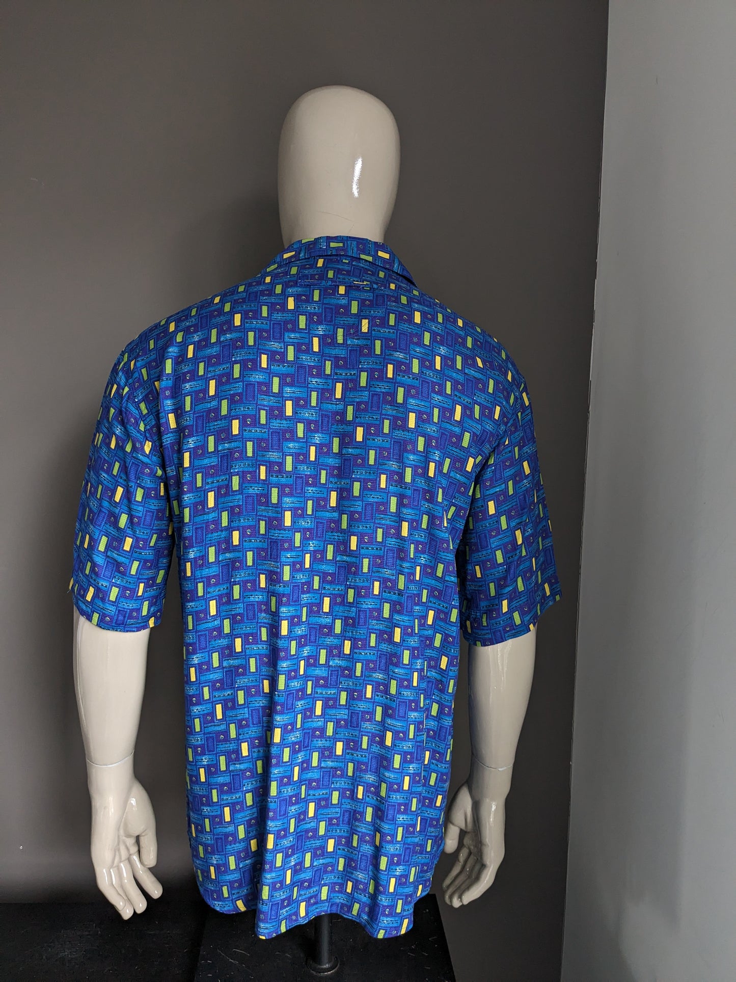 Shirti a camicia Benetti degli anni '90 vintage. Pulsanti più grandi. Stampa gialla verde blu. Taglia L.