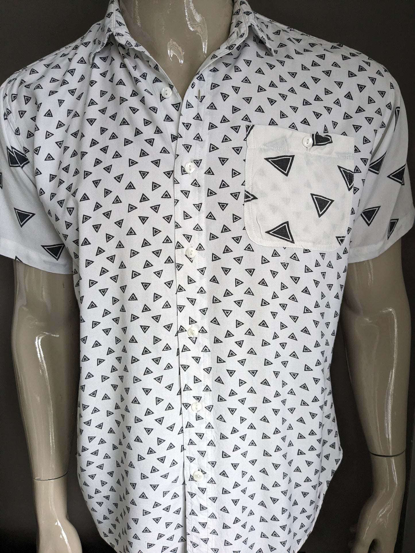 Vintage shirt short sleeve. Black and white print. Size M.