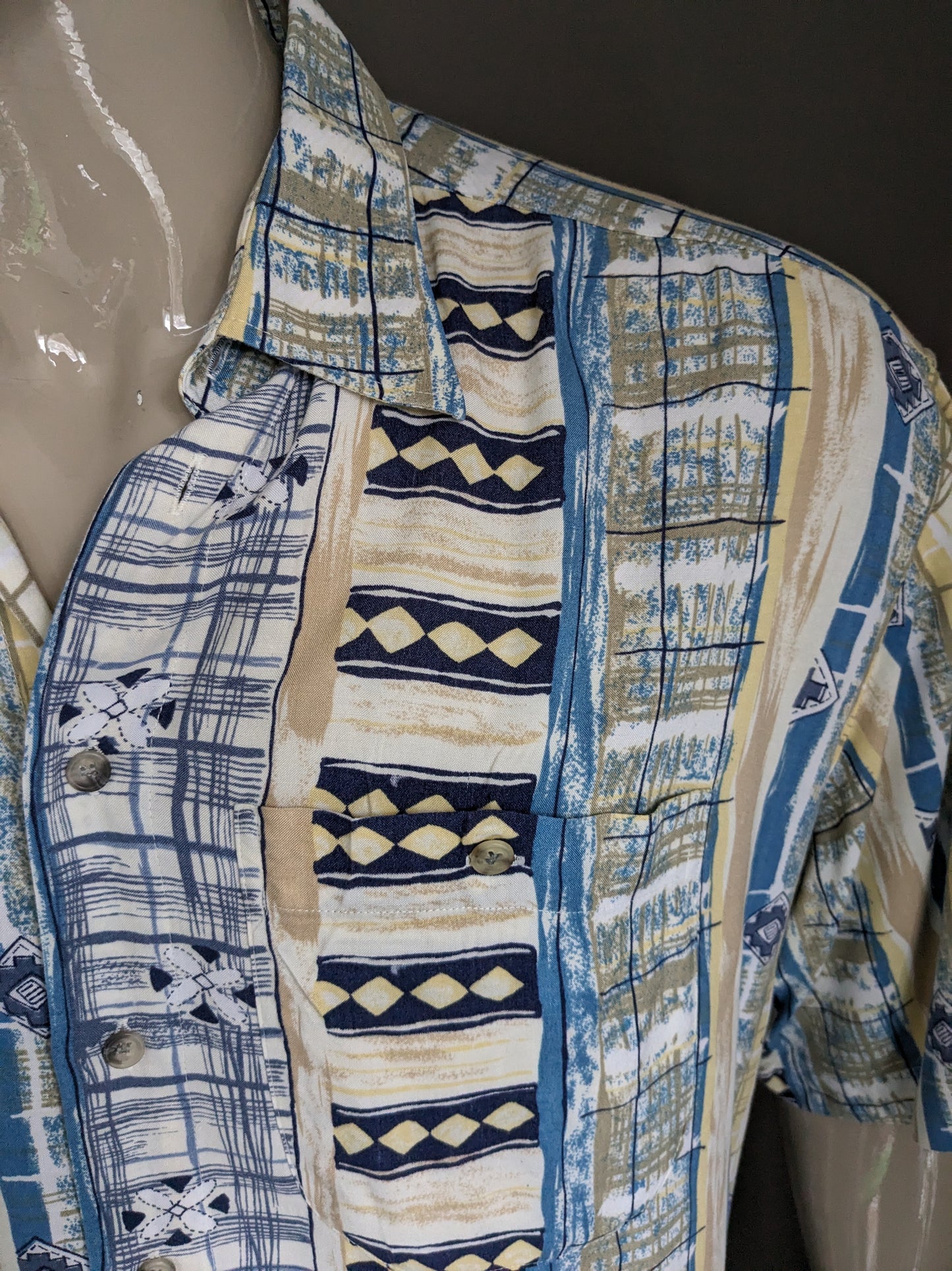 Vintage des années 80 à manches courtes de la chemise des années 80. Impression beige jaune vert bleu. Taille 2xl / xxl.