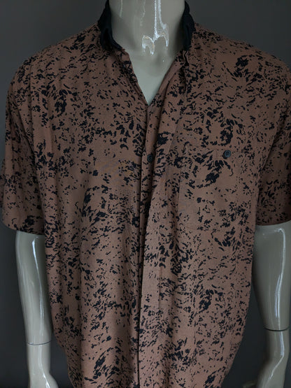 Vintage-Ballon-Shirt mit kurzen Ärmeln. Braun-schwarzer Druck. Größe XL.