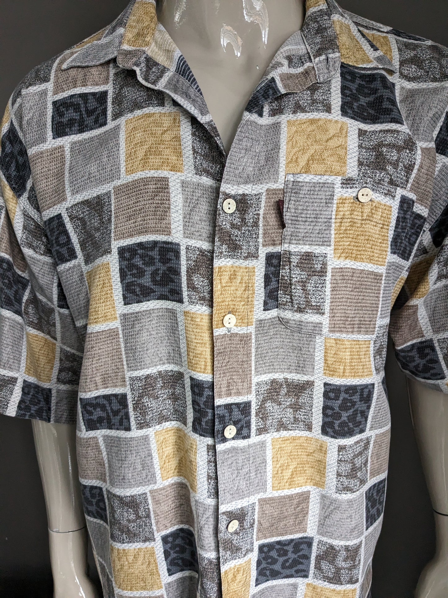 Camisa de temporadas vintage manga corta. Estampado gris amarillo marrón. Tamaño 2xl / xxl.