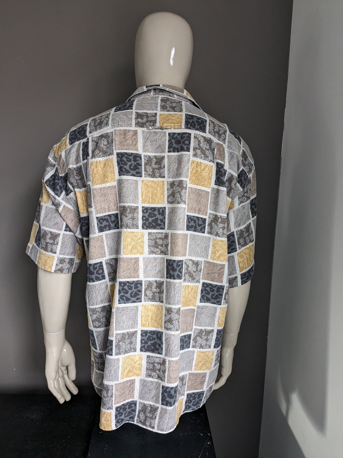 Camisa de temporadas vintage manga corta. Estampado gris amarillo marrón. Tamaño 2xl / xxl.