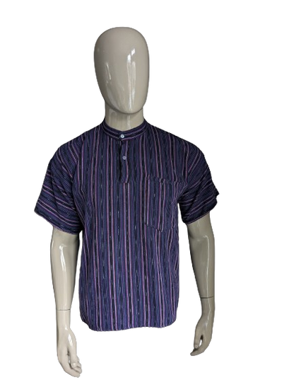 Vintage-Polo mit Mao-/Farmer-/Stehkragen. Lila Grün Rot Schwarz gestreift. Größe L.