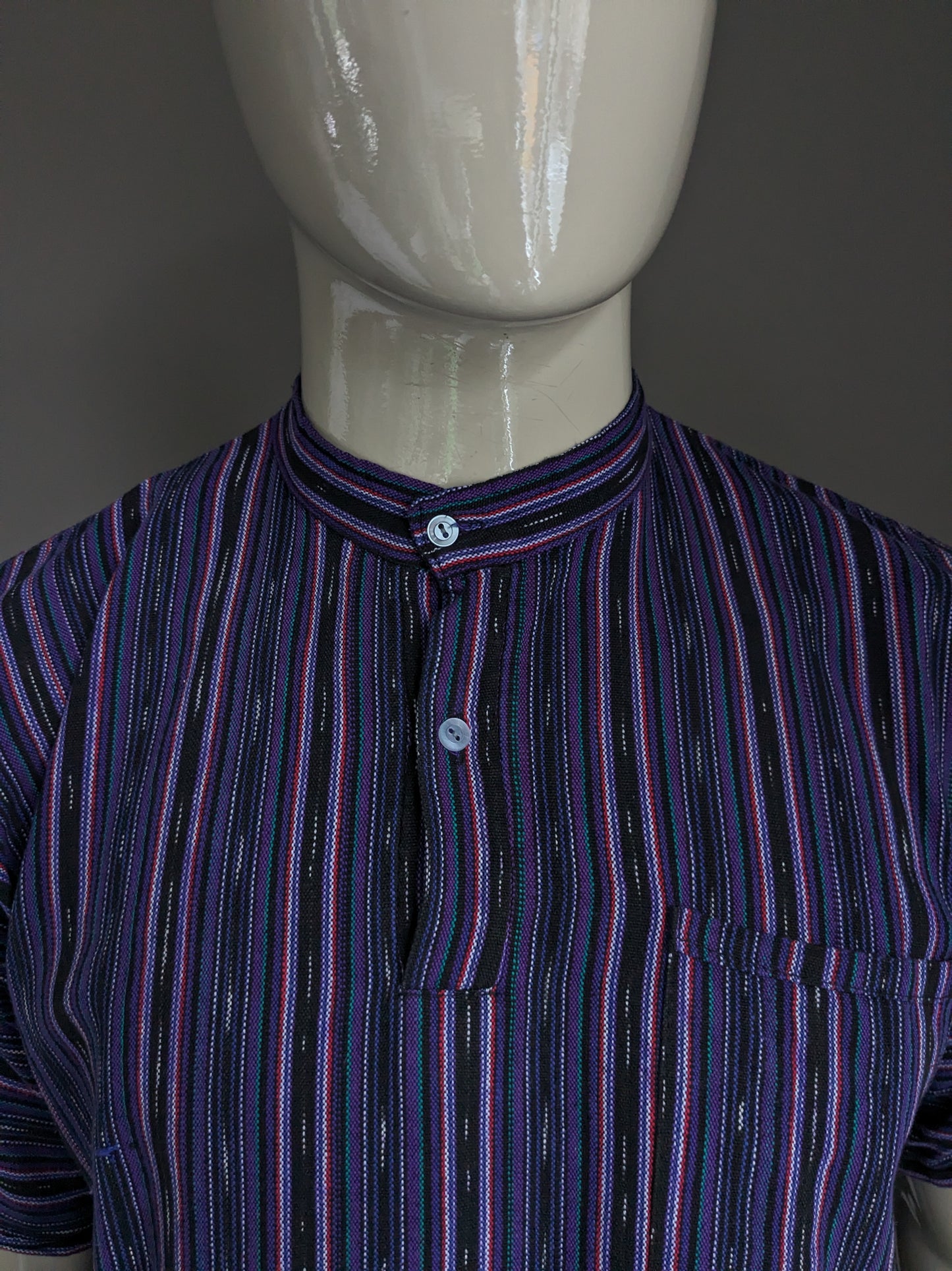 Vintage-Polo mit Mao-/Farmer-/Stehkragen. Lila Grün Rot Schwarz gestreift. Größe L.