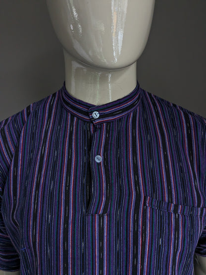 Vintage-Polo mit Mao-/Farmer-/Stehkragen. Lila Grün Rot Schwarz gestreift. Größe L.