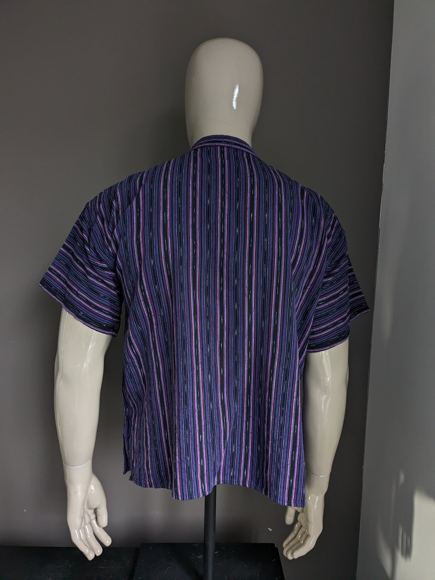 Vintage-Polo mit Mao-/Farmer-/Stehkragen. Lila Grün Rot Schwarz gestreift. Größe L.