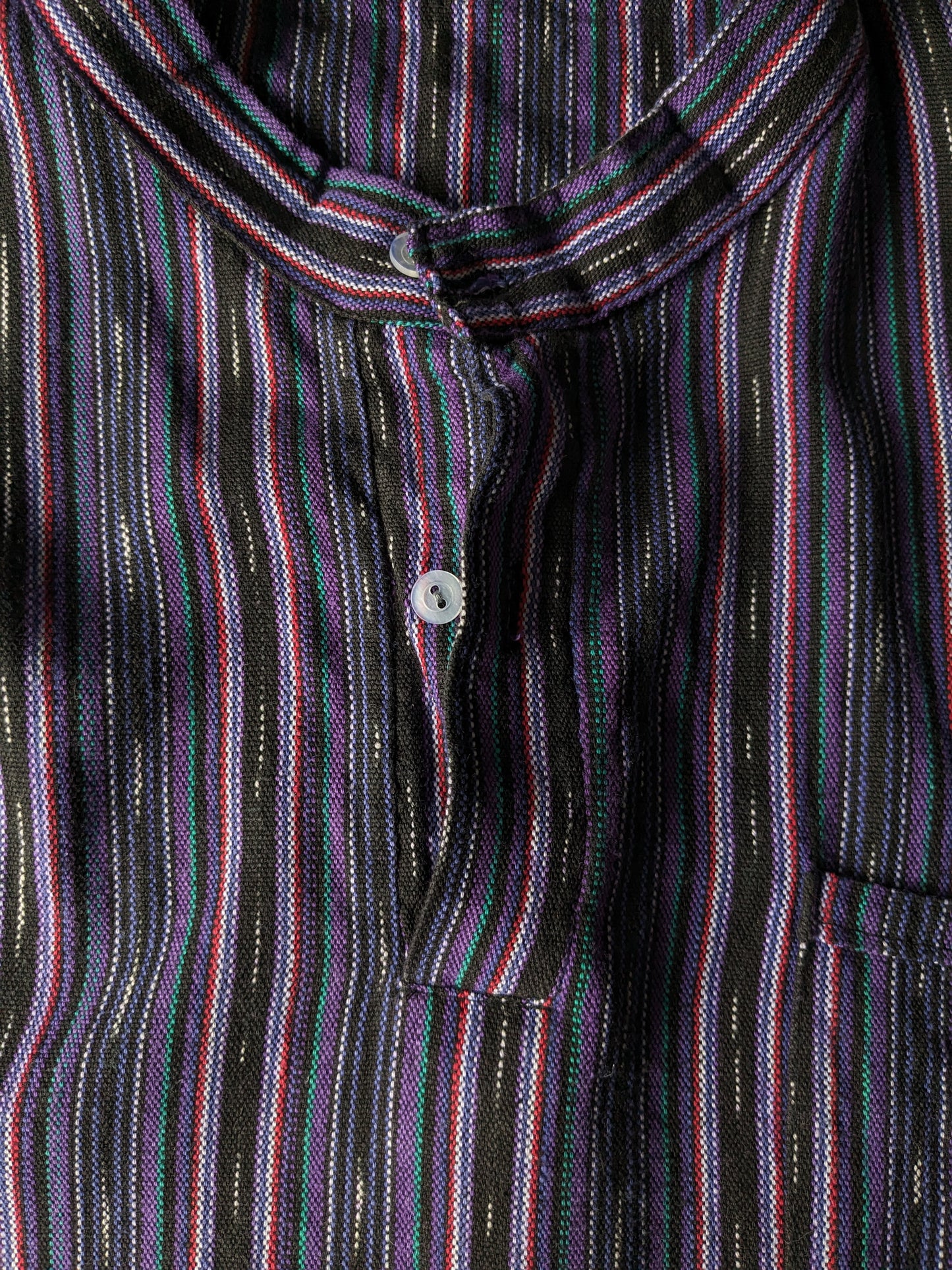 Polo vintage avec mao / agriculteur / col levé. Black rouge vert violet rayé. Taille L.
