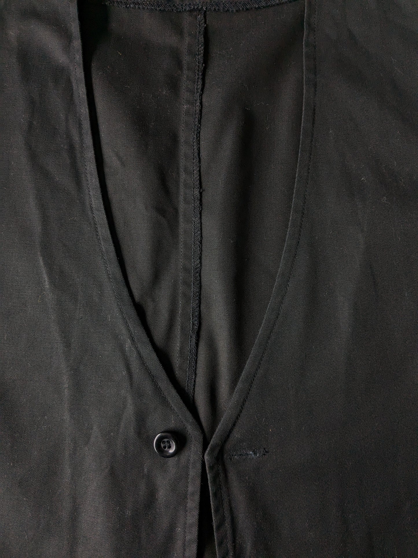 Chalea con bolsas. Color negro. Tamaño M. #333.