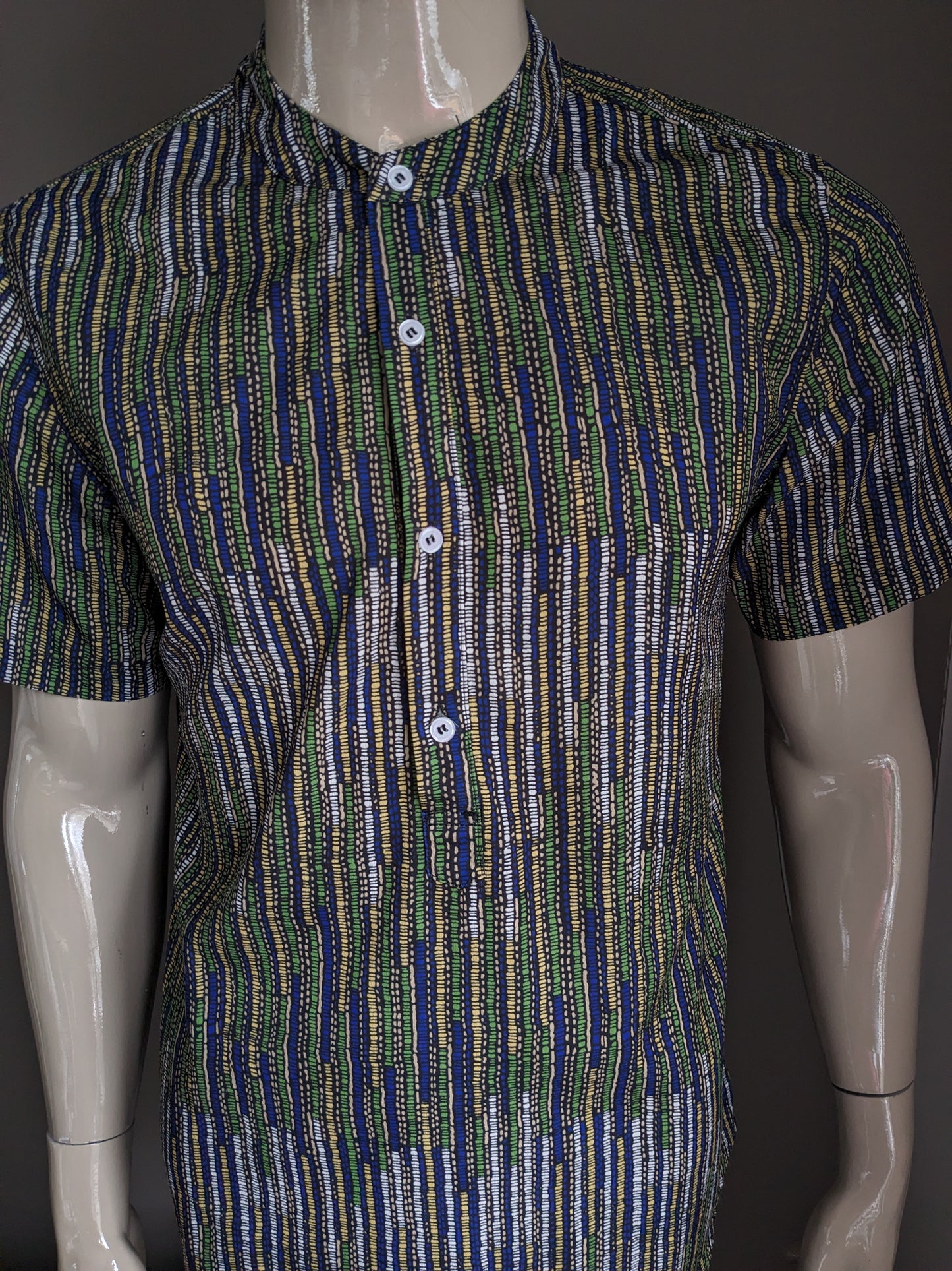 Vintage mao collar polo / shirt short sleeve. Green blue yellow print. Size M.