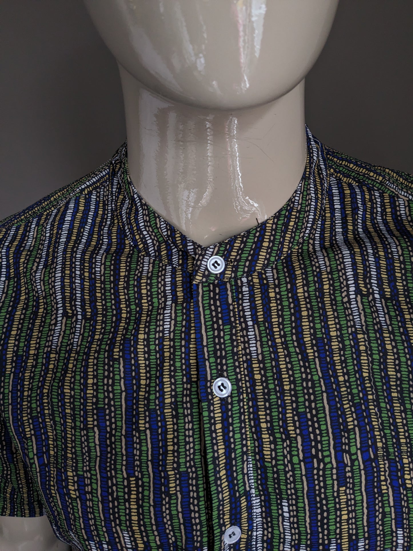 Vintage mao collar polo / shirt short sleeve. Green blue yellow print. Size M.