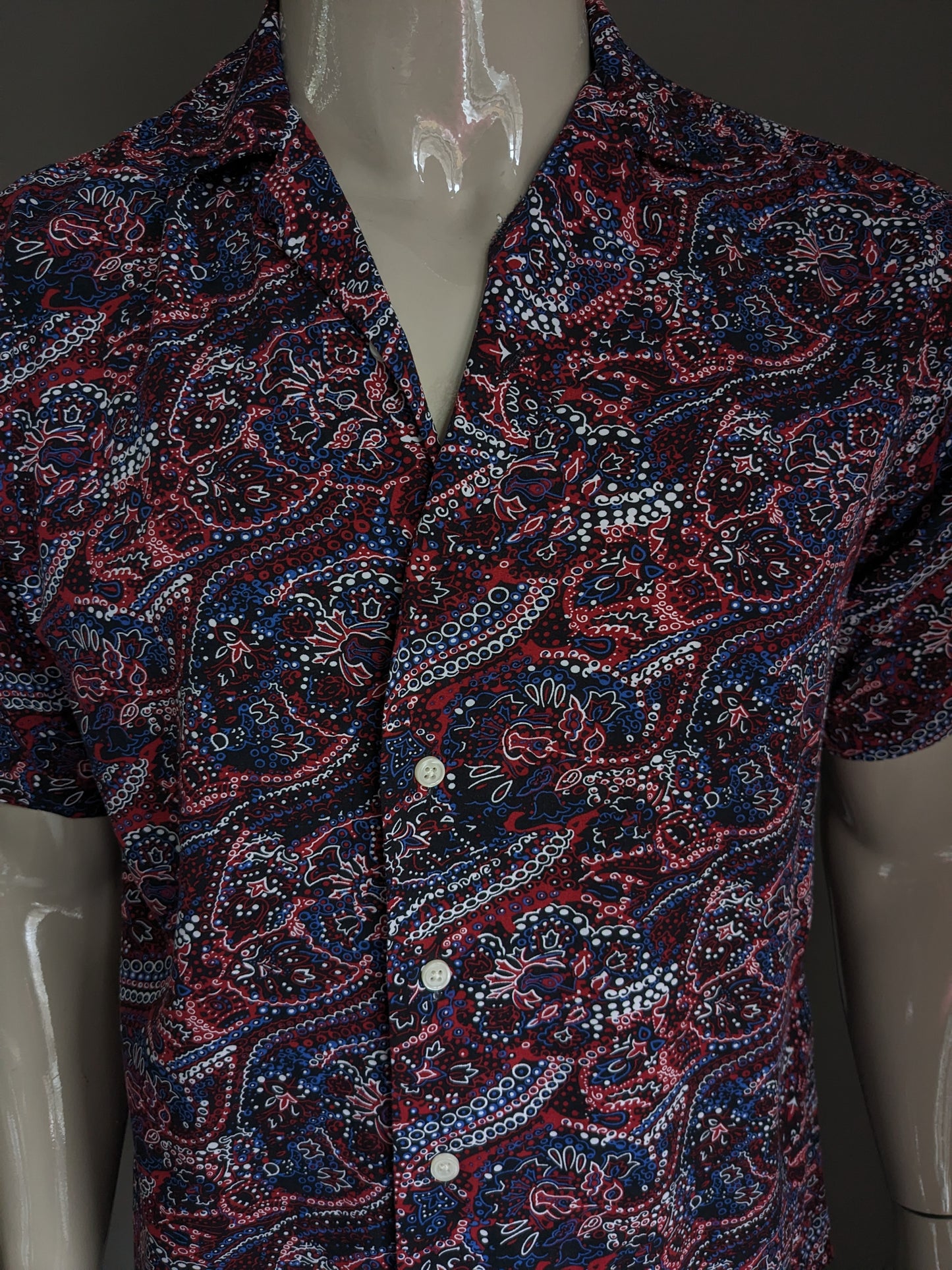Rebel print overhemd korte mouw. Rood blauw zwarte print. Maat S / M.