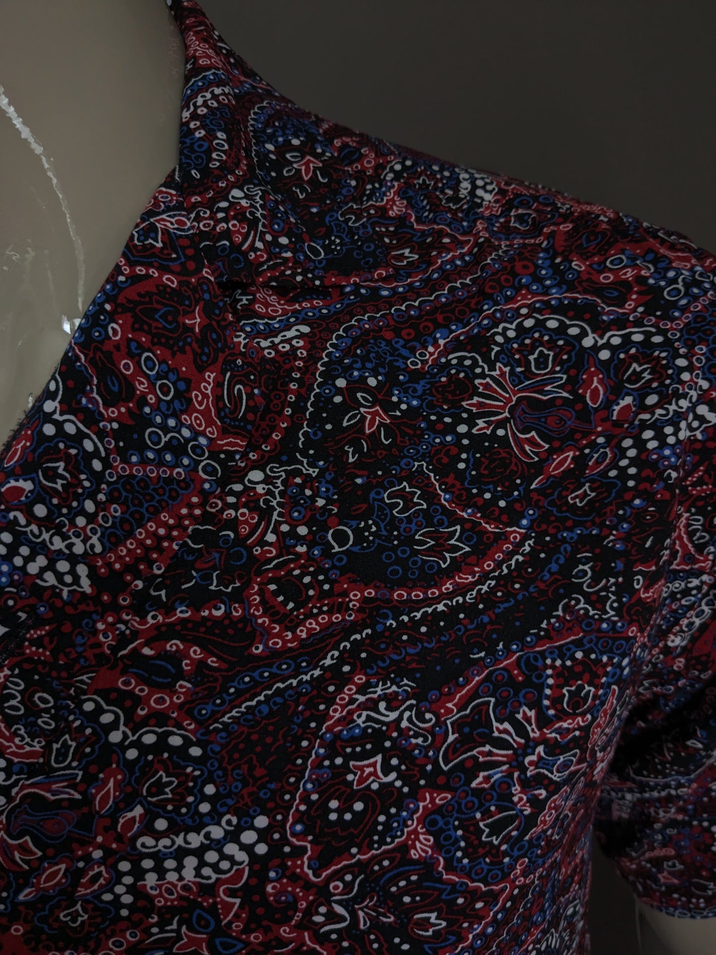 Rebel print overhemd korte mouw. Rood blauw zwarte print. Maat S / M.