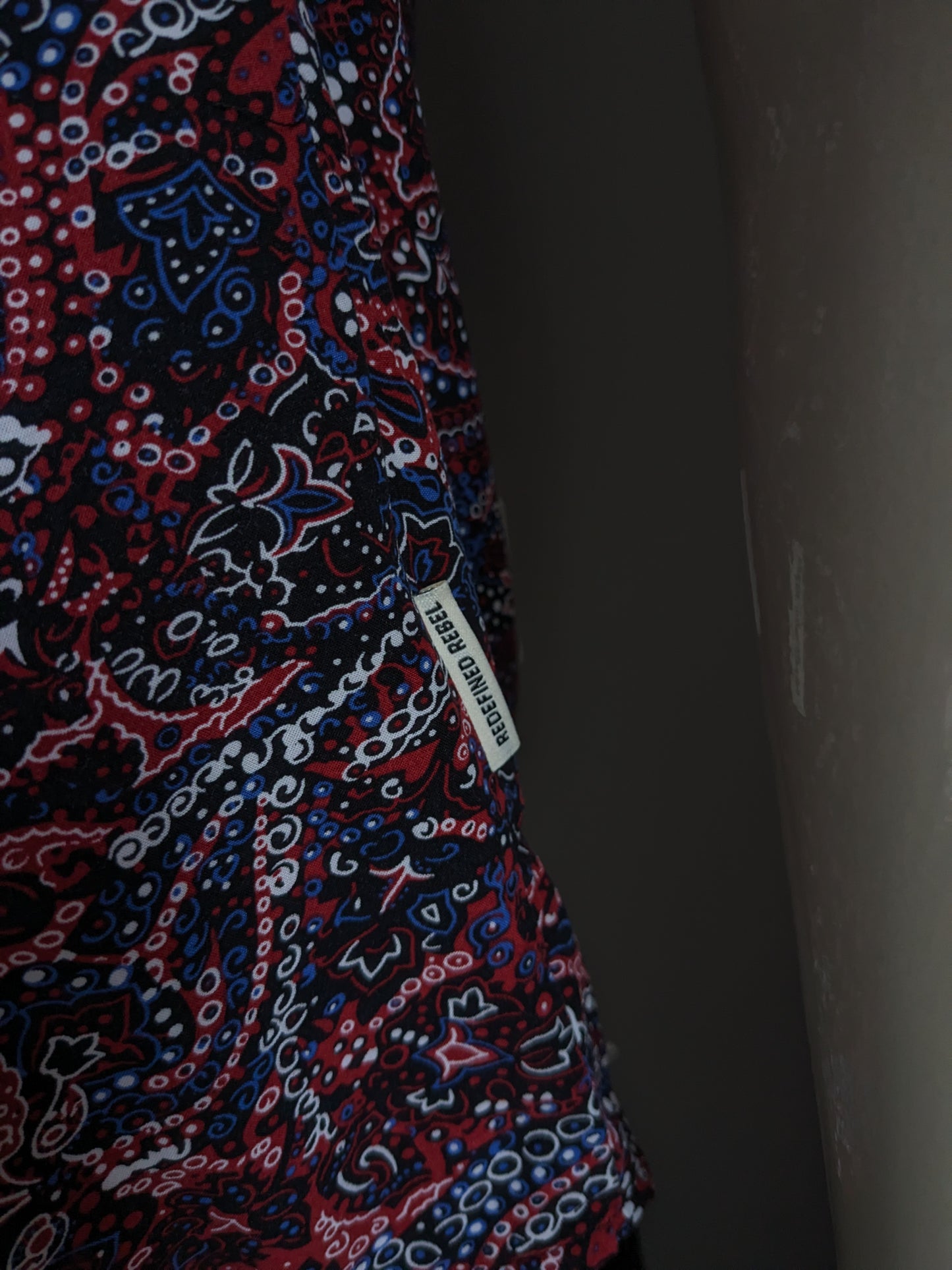 Rebel print overhemd korte mouw. Rood blauw zwarte print. Maat S / M.