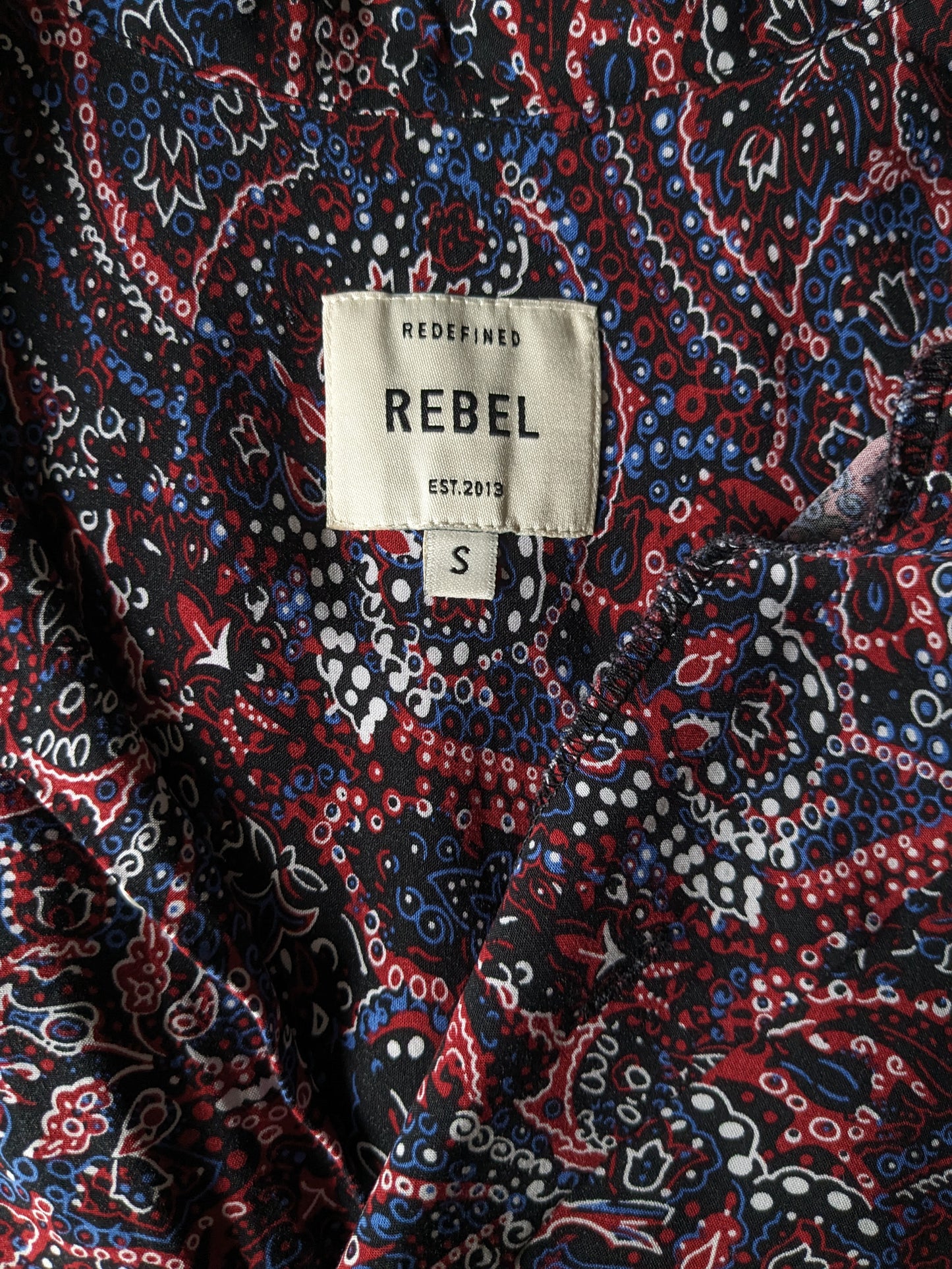 Rebel print overhemd korte mouw. Rood blauw zwarte print. Maat S / M.