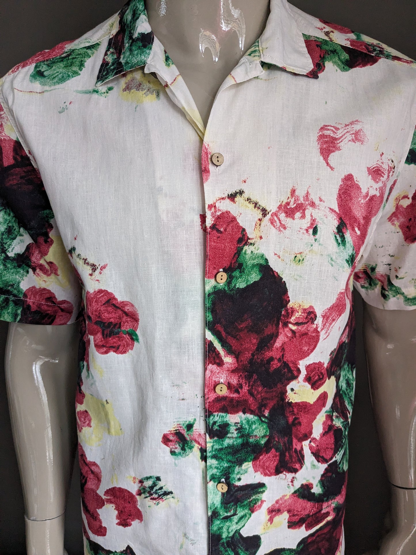 Kurzärmliges Hemd mit Logg-Print von H&M. Beige-rot-gelb-grüner Blumendruck. Größe L. Normale Passform.