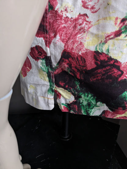 Kurzärmliges Hemd mit Logg-Print von H&M. Beige-rot-gelb-grüner Blumendruck. Größe L. Normale Passform.