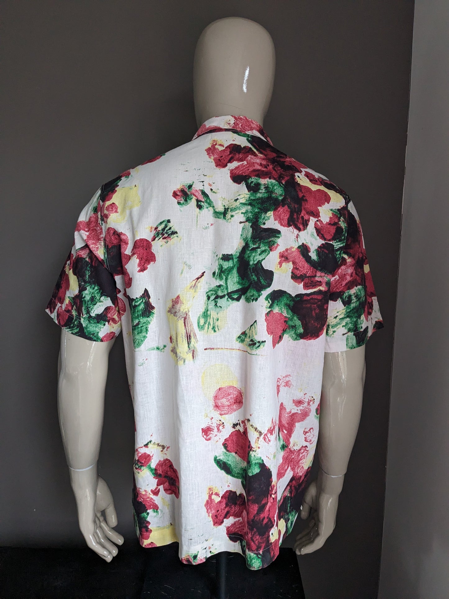 Kurzärmliges Hemd mit Logg-Print von H&M. Beige-rot-gelb-grüner Blumendruck. Größe L. Normale Passform.