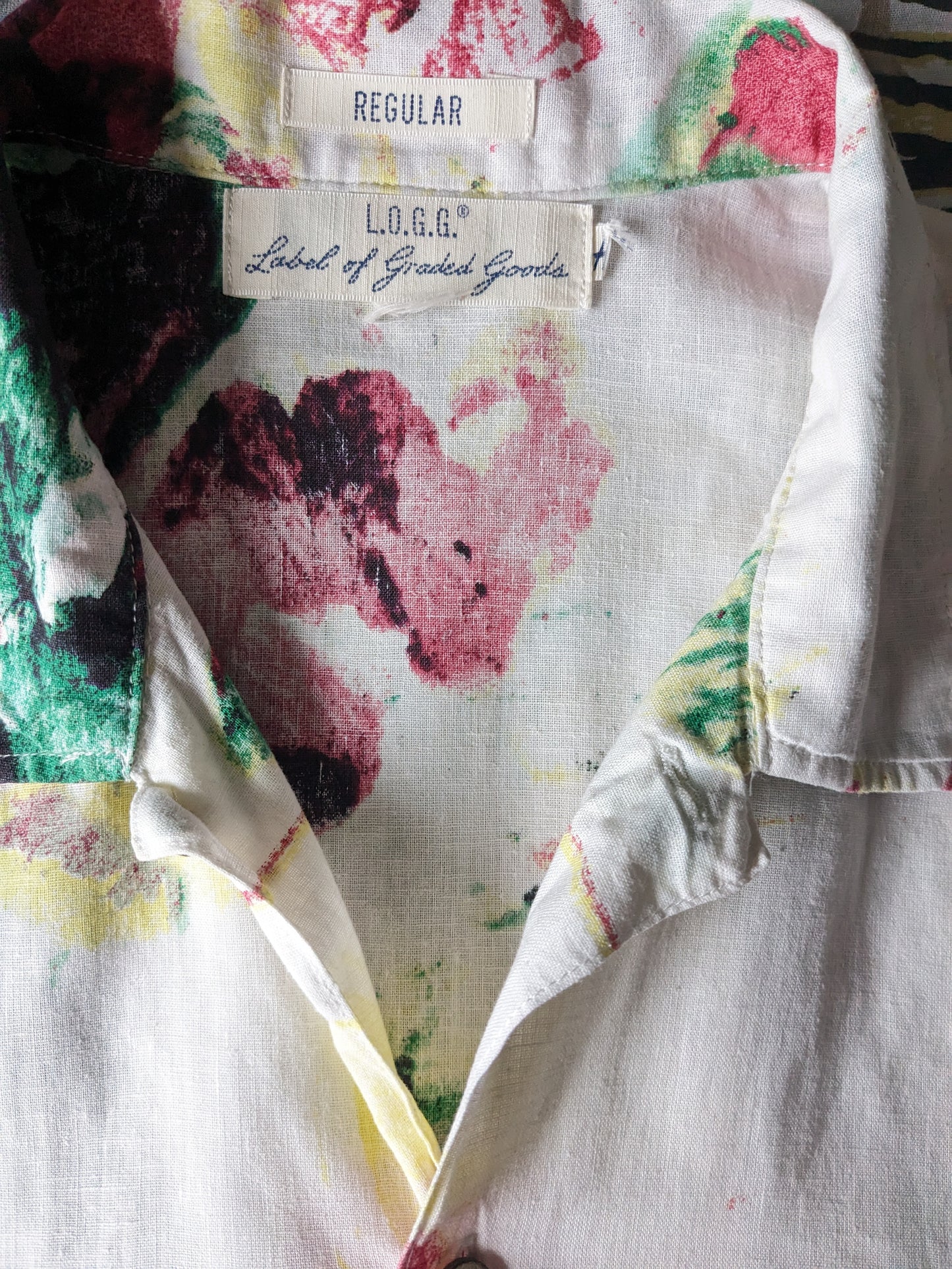 Kurzärmliges Hemd mit Logg-Print von H&M. Beige-rot-gelb-grüner Blumendruck. Größe L. Normale Passform.