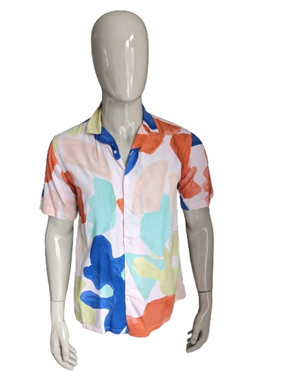 Kurzarmshirt mit Zara-Print. Rosa-orange-gelb-blau-grüner Druck. Größe L. Entspannte Passform.