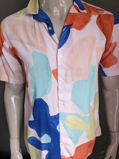 Kurzarmshirt mit Zara-Print. Rosa-orange-gelb-blau-grüner Druck. Größe L. Entspannte Passform.