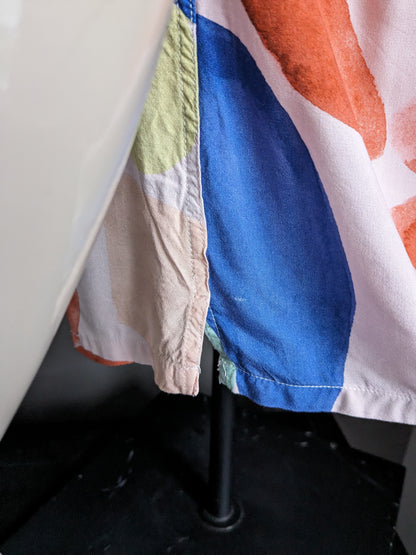 Kurzarmshirt mit Zara-Print. Rosa-orange-gelb-blau-grüner Druck. Größe L. Entspannte Passform.