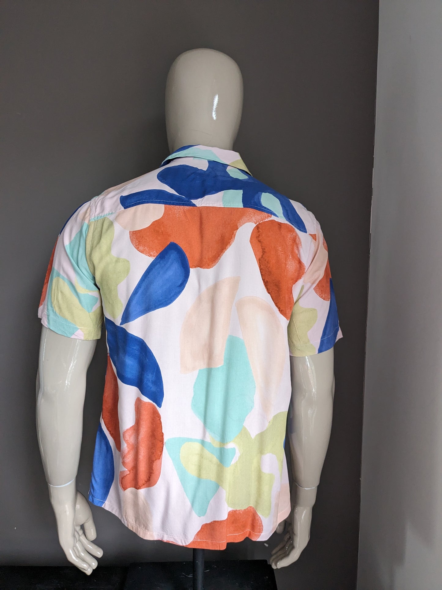 Kurzarmshirt mit Zara-Print. Rosa-orange-gelb-blau-grüner Druck. Größe L. Entspannte Passform.