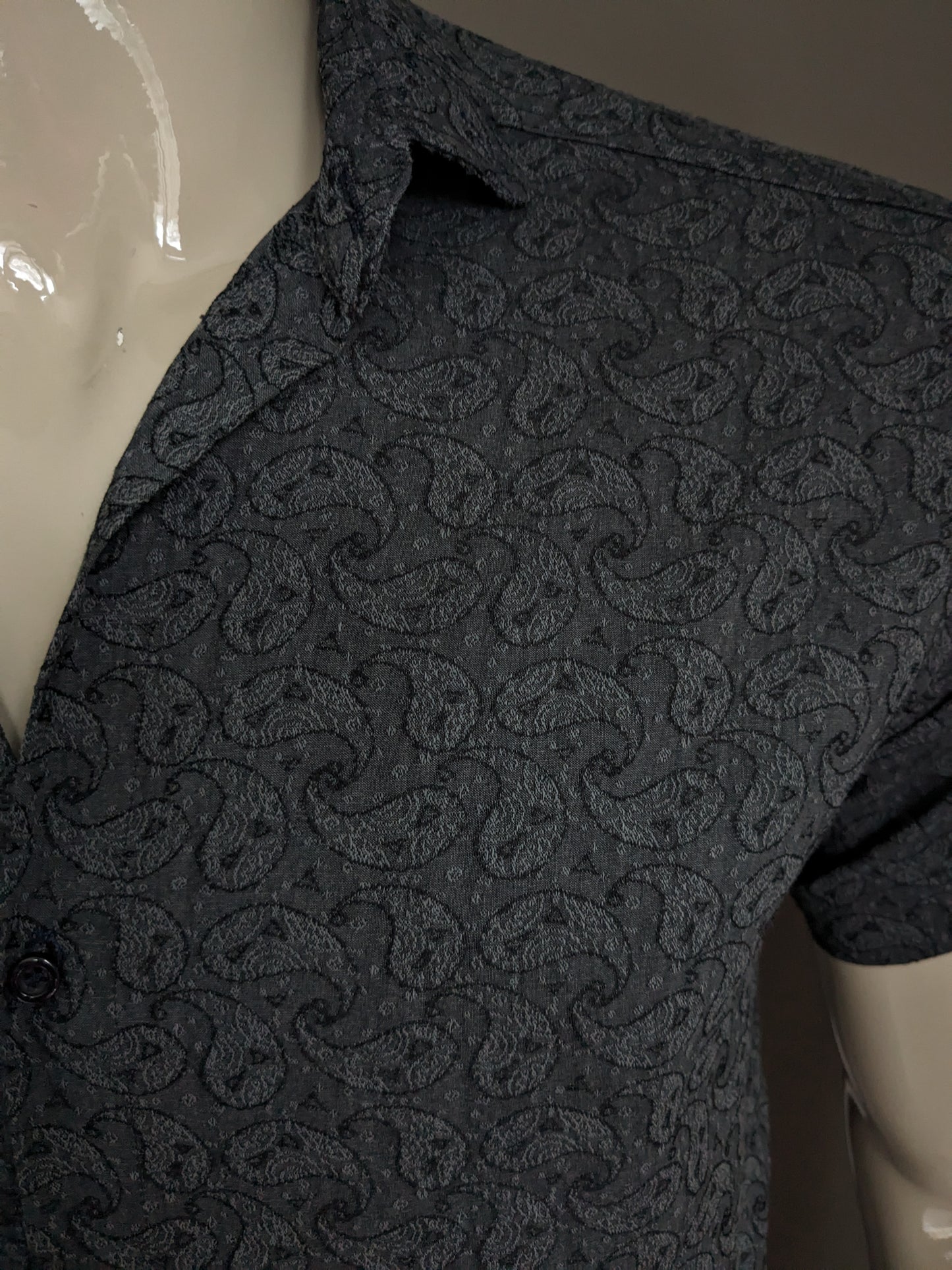 Mudhenni Shirt Sleeves courtes. Impression de paisley noir gris. Taille L. Stretch.