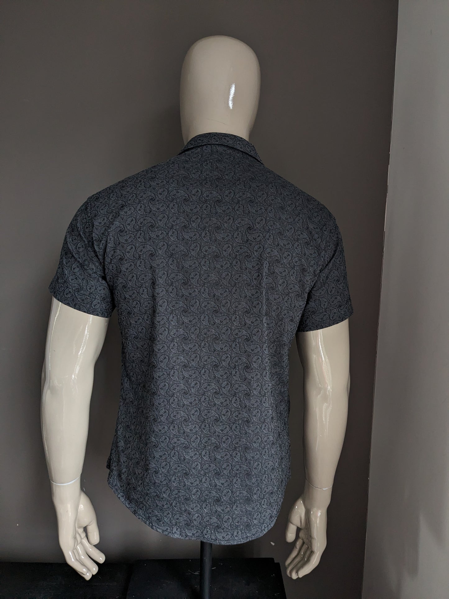 Mudenni Shirt short sleeves. Gray black paisley print. Size L. Stretch.