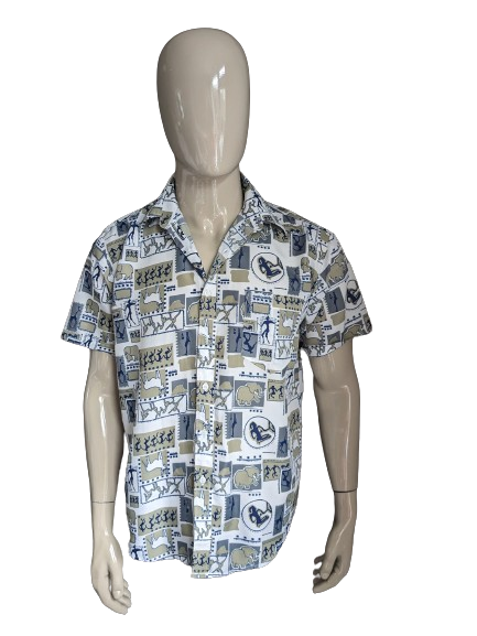 Kurzarmshirt mit Vintage-Print. Beige-grau-blauer Druck. Größe XL.