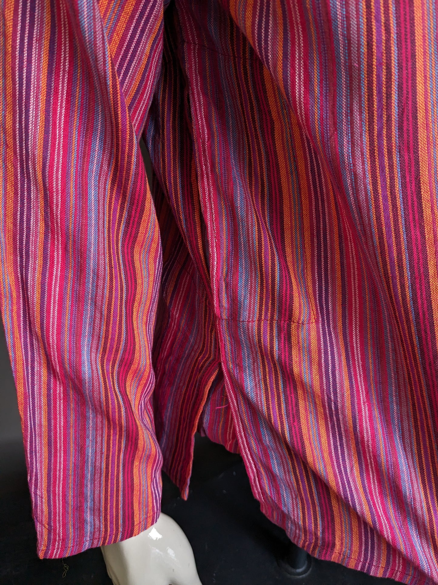 Vintage Modas Bagdad polotrui / overhemd met mao / opstaande / farmer kraag. Rood / gekleurd gestreept. Maat L.