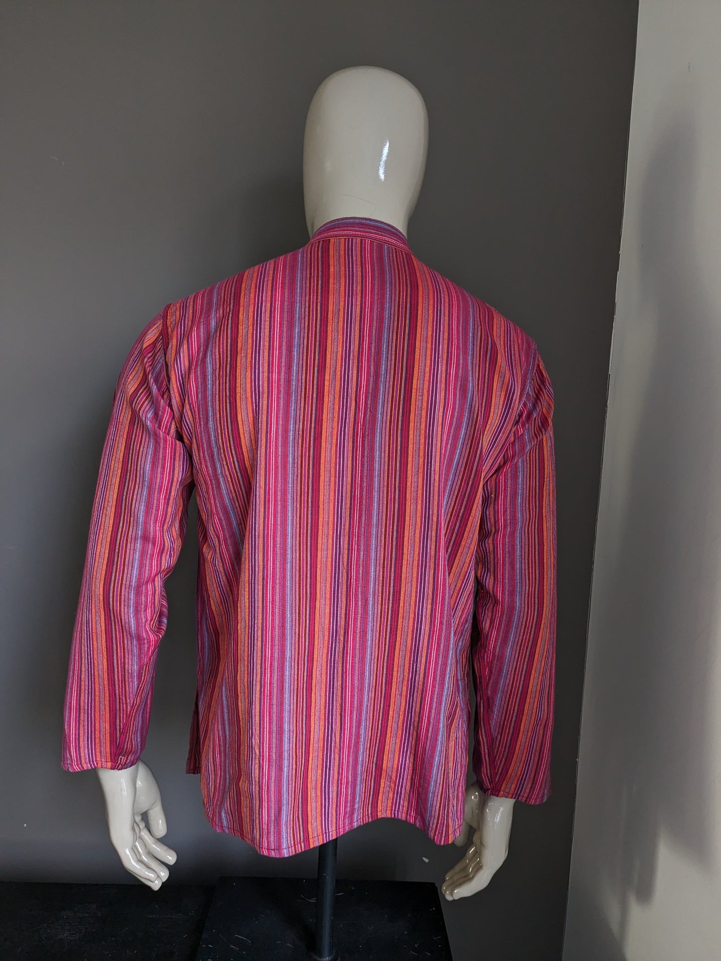 Vintage Modas Baghdad Polotrui / Shirt with Mao / Standing / Farmer Collar. Red / colored striped. Size L.
