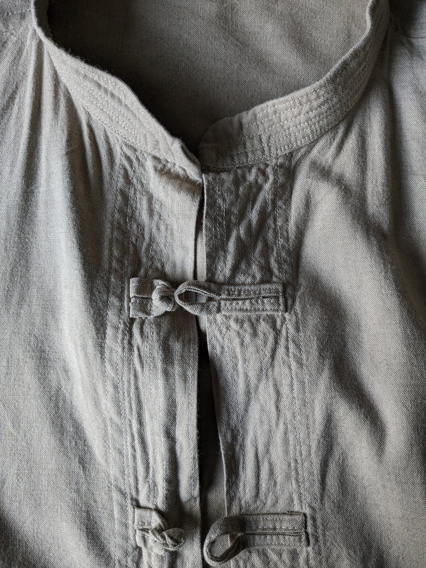 Vintage overhemd met stoffen knoopjes en mao / opstaande / farmer kraag. Beige gekleurd. Maat 2XL / XXL.