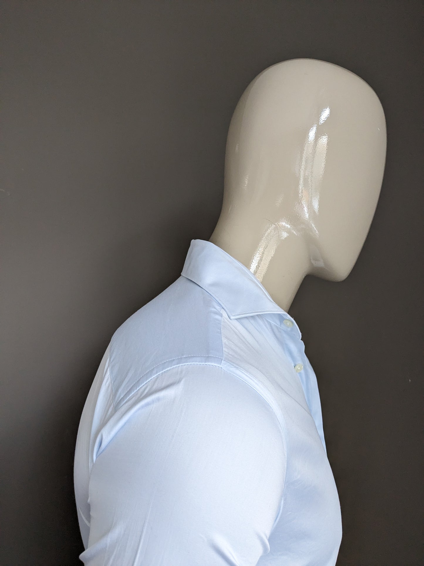 Genti overhemd. Licht Blauw gekleurd. Maat 37 / XS. Skin Fit. Stretch.
