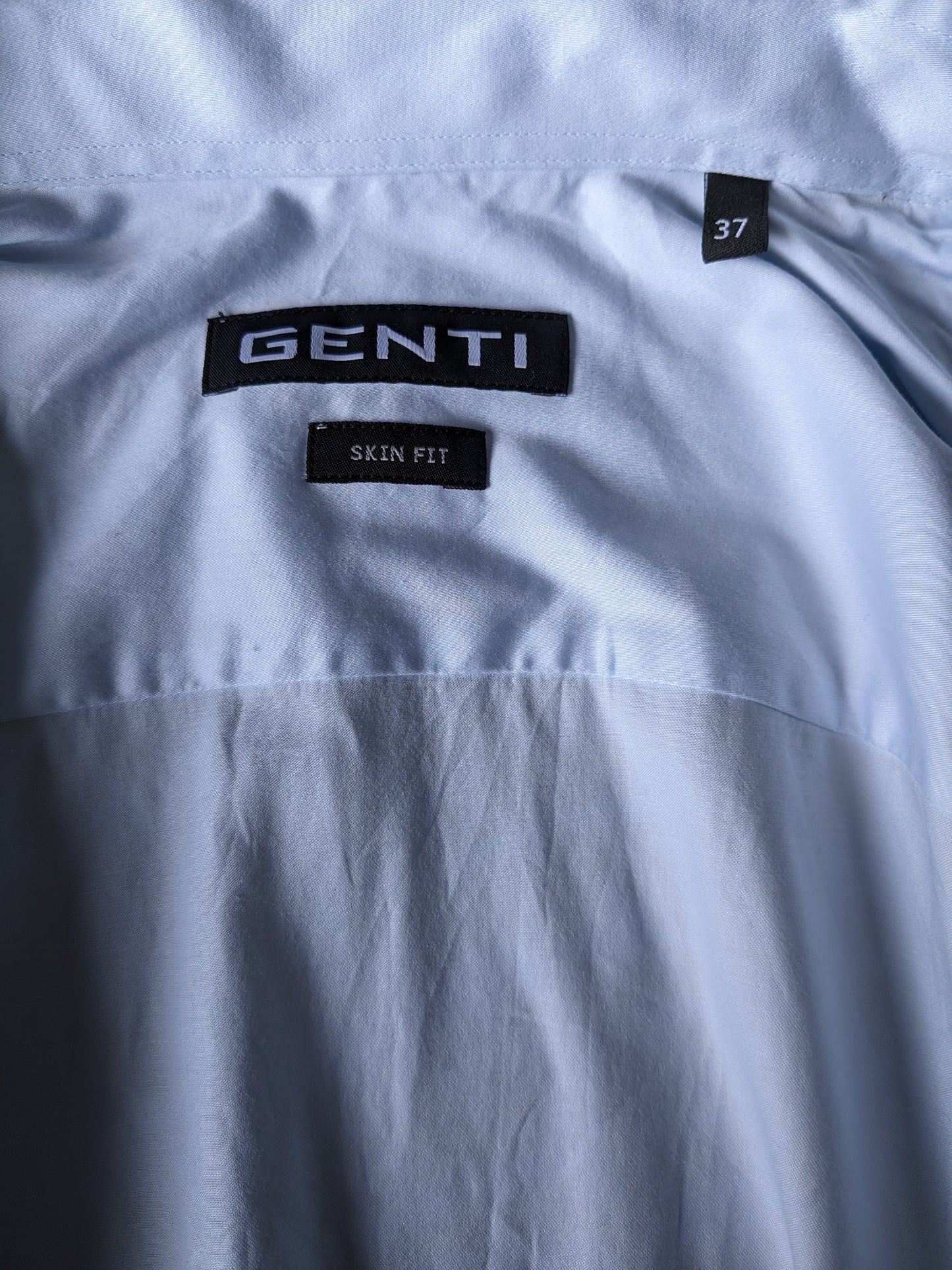 Genti overhemd. Licht Blauw gekleurd. Maat 37 / XS. Skin Fit. Stretch.