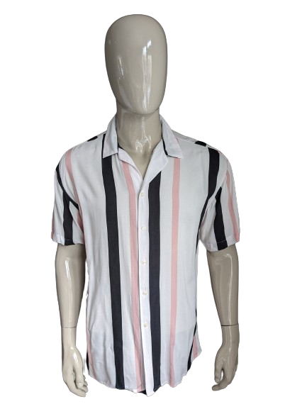 Kurzärmliges Hemd von Jack & Jones. Rosa-schwarz-weißer Vintage-Druck. Größe L.
