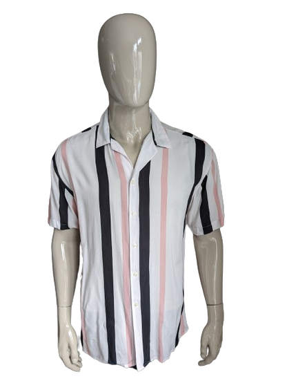 Kurzärmliges Hemd von Jack & Jones. Rosa-schwarz-weißer Vintage-Druck. Größe L.