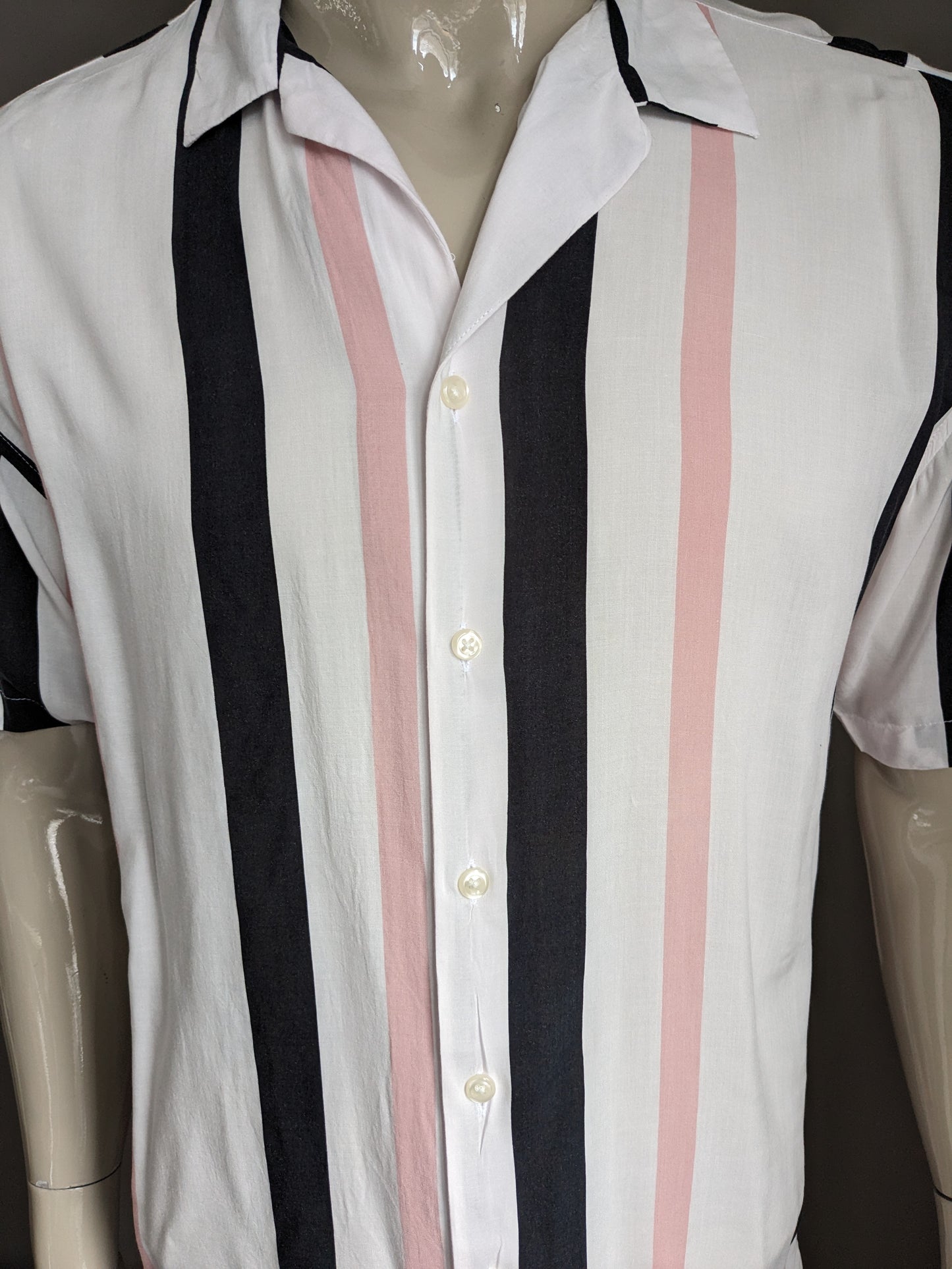 Kurzärmliges Hemd von Jack & Jones. Rosa-schwarz-weißer Vintage-Druck. Größe L.