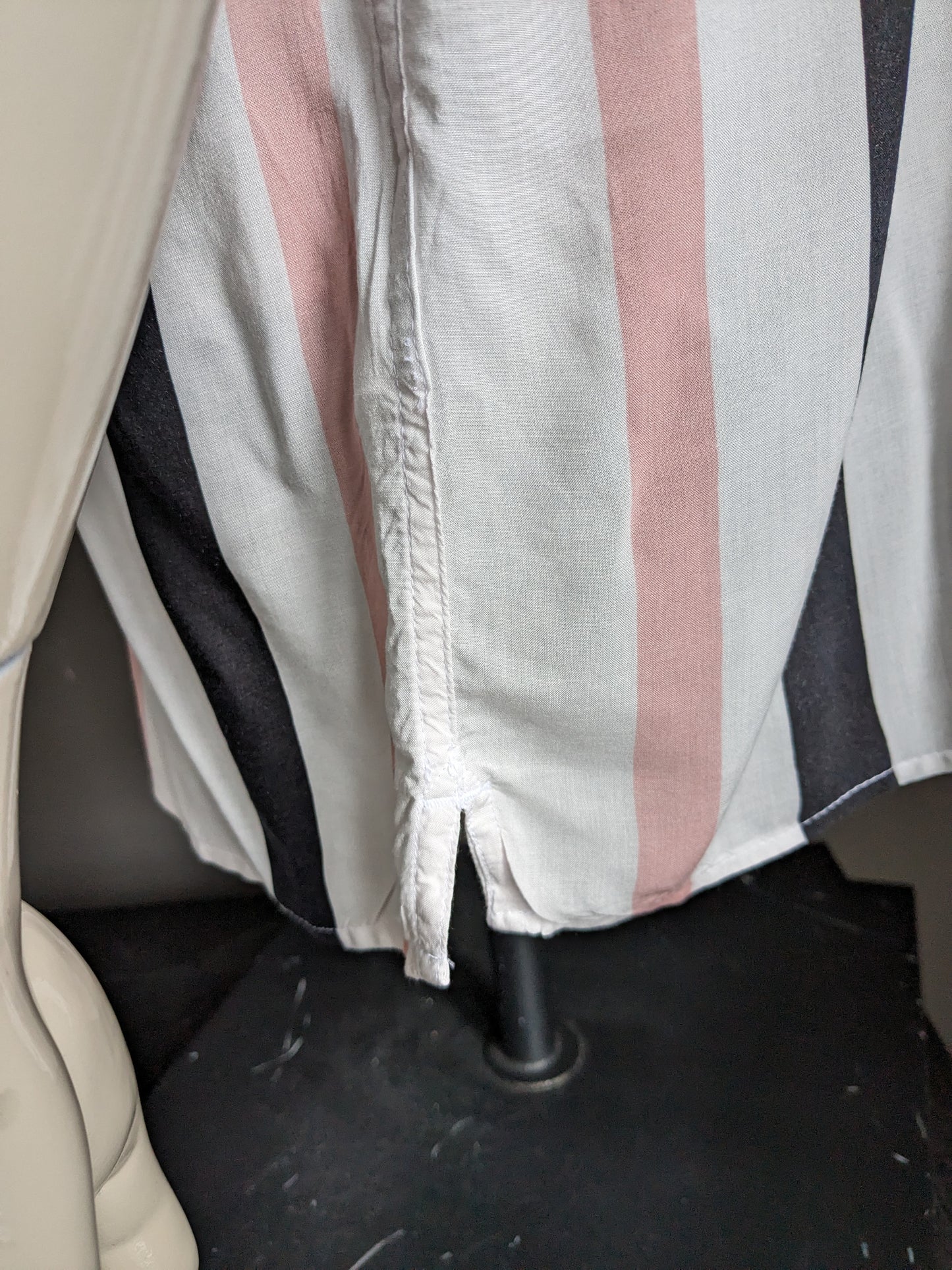 Kurzärmliges Hemd von Jack & Jones. Rosa-schwarz-weißer Vintage-Druck. Größe L.