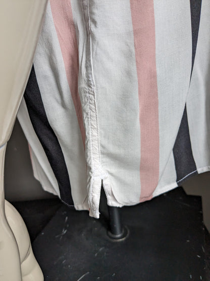 Kurzärmliges Hemd von Jack & Jones. Rosa-schwarz-weißer Vintage-Druck. Größe L.