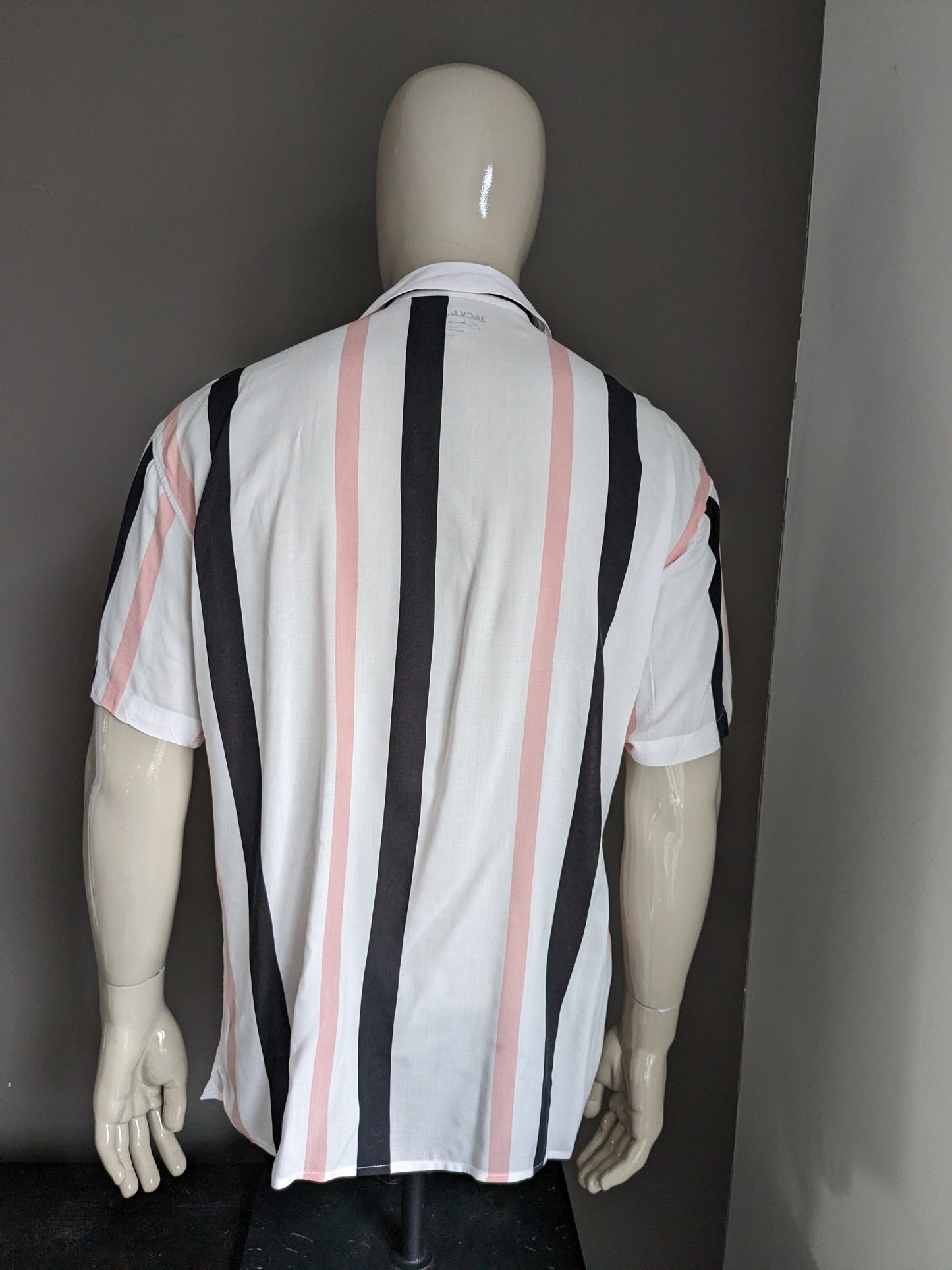 Kurzärmliges Hemd von Jack & Jones. Rosa-schwarz-weißer Vintage-Druck. Größe L.
