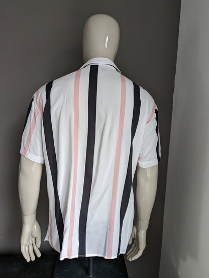 Kurzärmliges Hemd von Jack & Jones. Rosa-schwarz-weißer Vintage-Druck. Größe L.