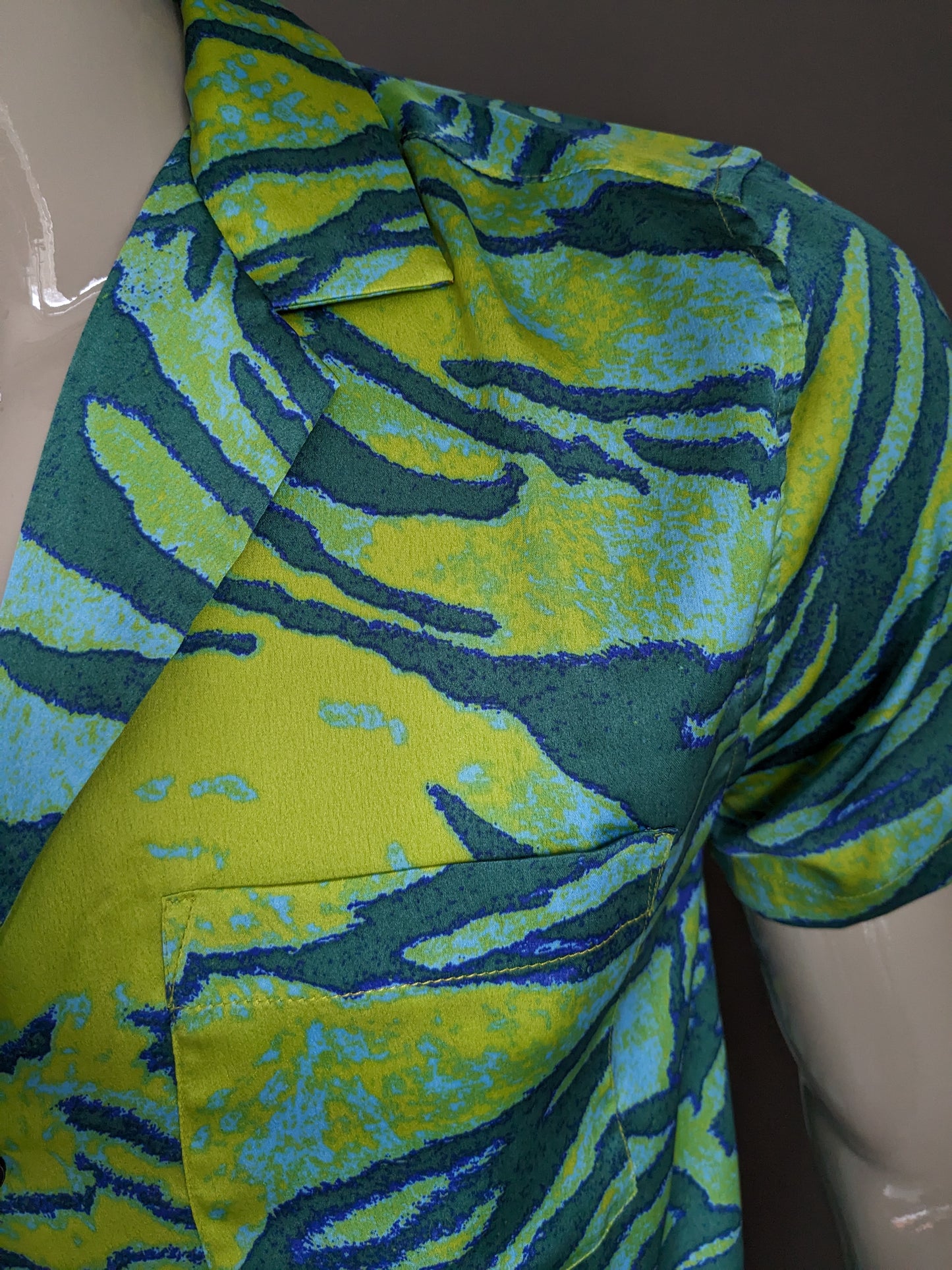 Shirt design ASOS manica corta. Stampa blu verde. Dimensione S / M.