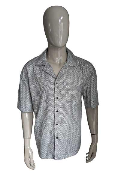 Vintage shirt short sleeve. Black and white print. Size L.