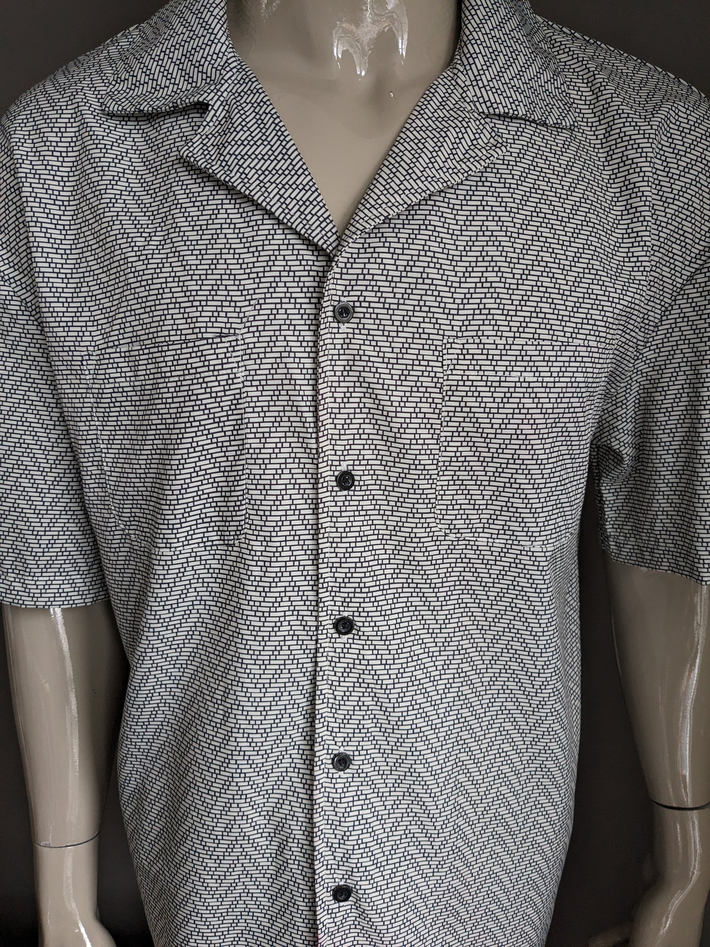 Vintage shirt short sleeve. Black and white print. Size L.