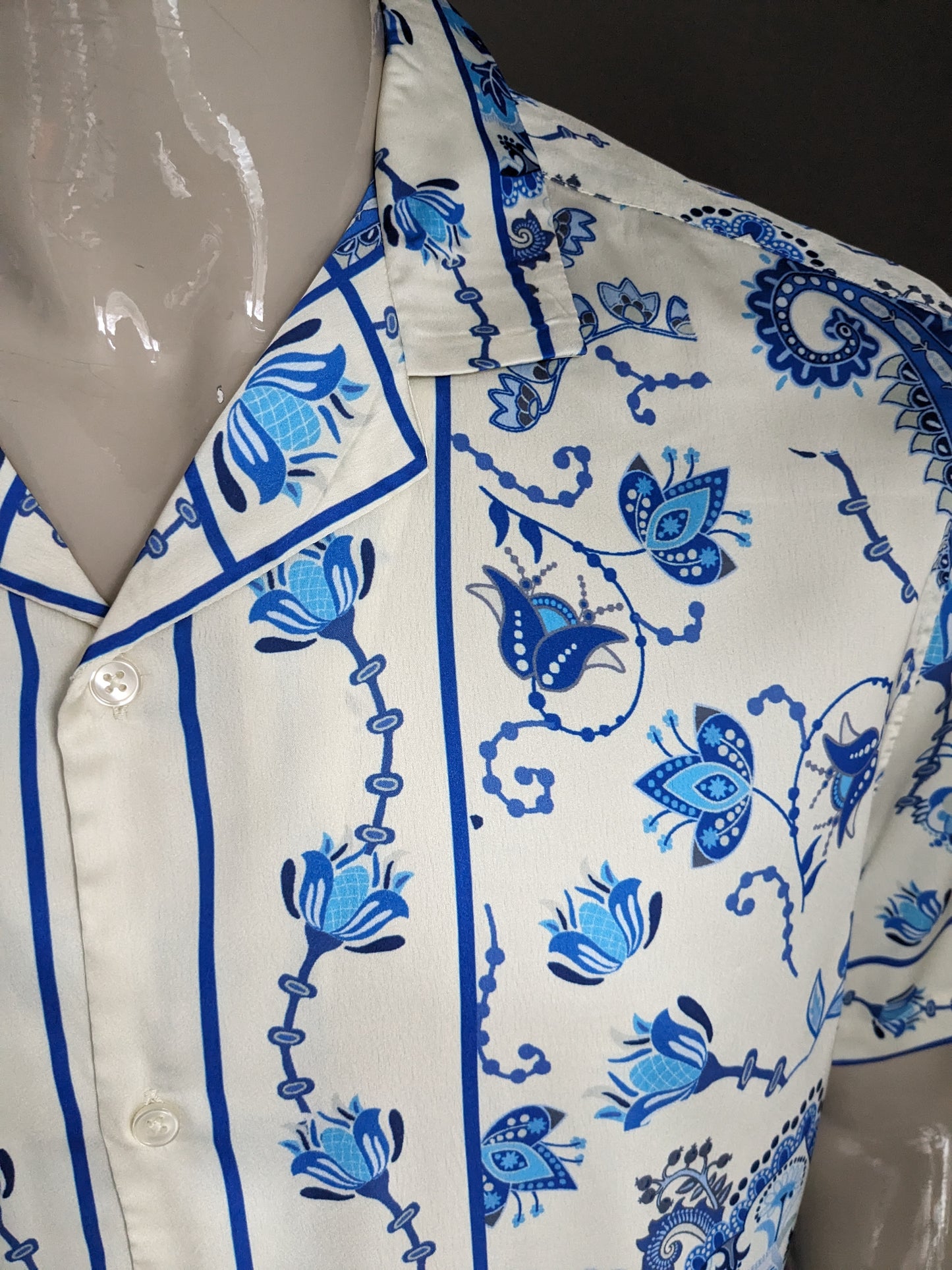 Shirt design ASOS manica corta. Stampa di fiori blu beige. Taglia XL.