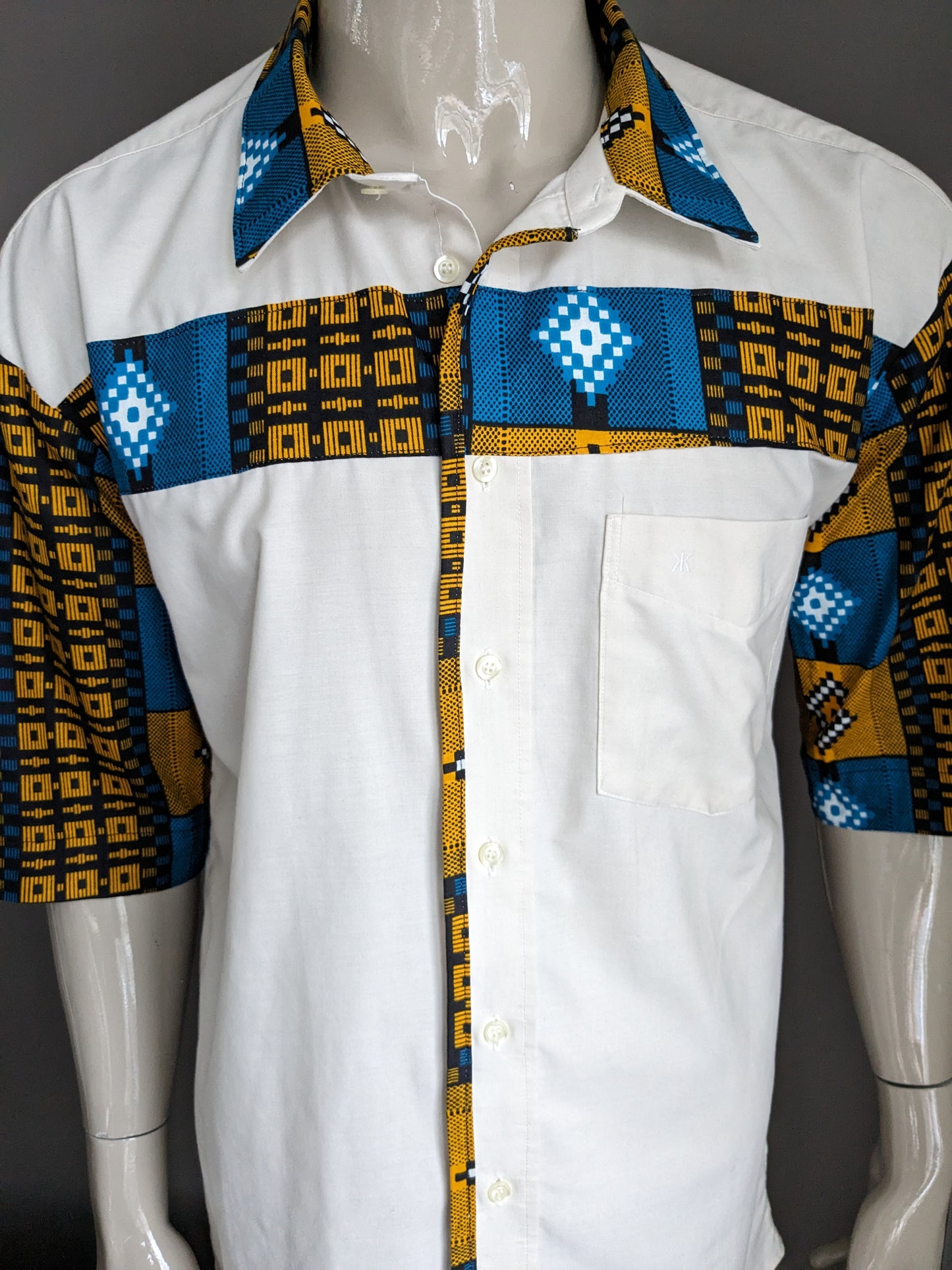 Vintage Kauf -Shirt Kurzarm. Gelbblauer beige afrikanische Druck. Größe M.