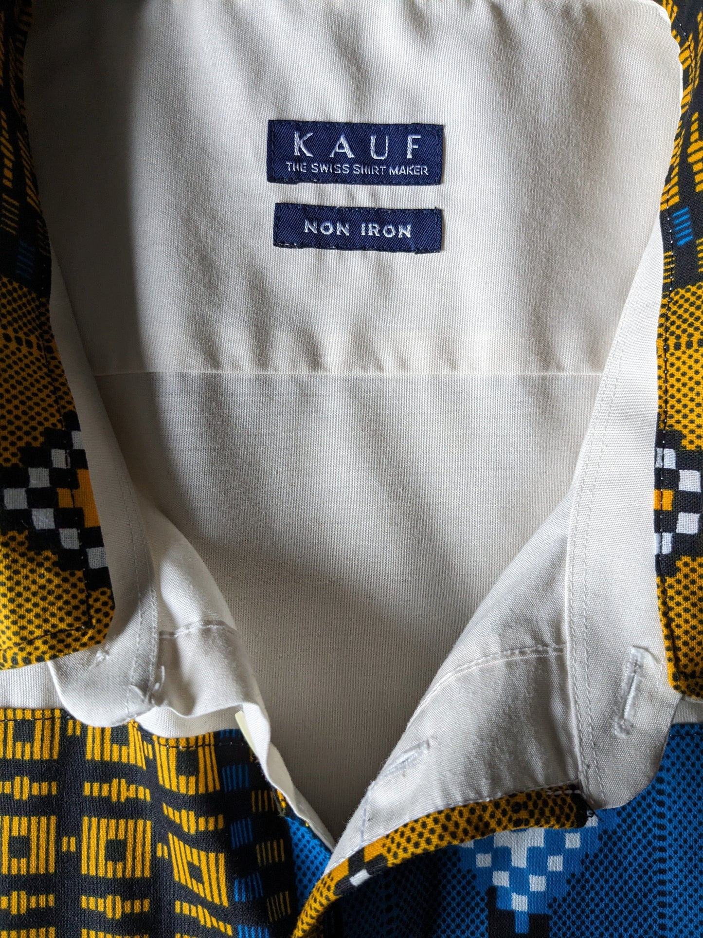Manche courte de chemise kauf vintage. Impression africaine beige bleu jaune. Taille M.